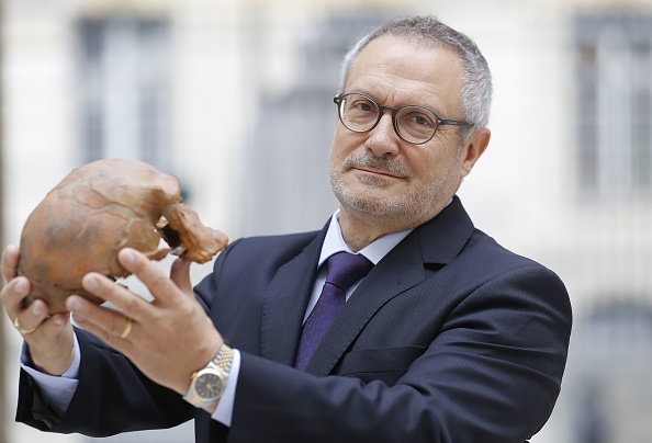 -Le paléoanthropologue français Jean-Jacques Hublin se réjouit de la découverte de cette mandibule découverte sur les plateaux tibétains. « Mon hypothèse, c'est qu'une bonne partie des fossiles chinois ou d'Asie de l'Est plus vieux que 50.000 ans et plus récents que 350.000 ans sont probablement des Denisoviens. » Photo PATRICK KOVARIK / AFP / Getty Images.