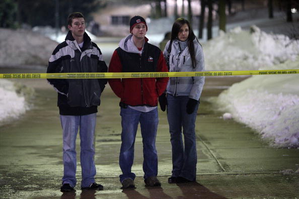 -Trois des huit élèves blessés par balle se trouvaient toujours en soins intensifs dans des hôpitaux de la région, d'où les autres sont sortis. Photo de Scott Olson / Getty Images.