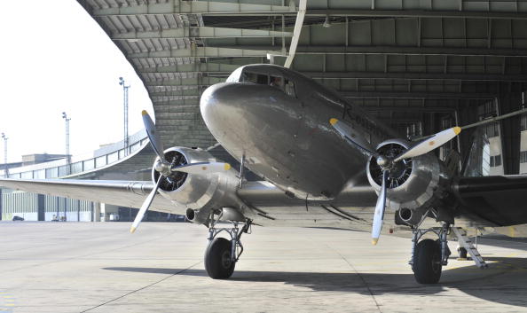 -Un avion Douglas DC-3 d'époque, connu sous le nom de "Rosinenbomber" (candybomber) attend l'embarquement de passagers pour un vol survolant Berlin à l'aéroport de Tempelhof. Cet avion, avait servi sous la RAF entre 1948 et 1949, ce qu’on appelait le pont aérien de Berlin. Photo JOHN MACDOUGALL / AFP / Getty Images.