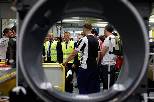 Le président français Emmanuel Macron s'entretient avec les employés de Whirlpool lors d'une visite de l'usine Whirlpool à Amiens, dans le nord de la France, le 3 octobre 2017.  (Photo : PHILIPPE WOJAZER/AFP/Getty Images)