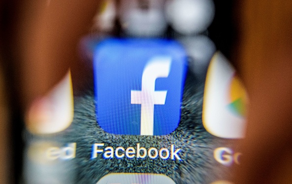 -Nous voyons l'icône de l'application de réseau social Facebook sur un écran de smartphone. Facebook a annoncé le 28 mars 2018 qu'il réviserait ses outils de paramètres de confidentialité afin de permettre aux utilisateurs de "contrôler davantage" leurs informations sur le site Web des médias sociaux. Photo MLADEN ANTONOV / AFP / Getty Images.