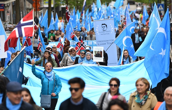 -Des Ouïghours participent à une marche de protestation demandant à l'Union européenne d'appeler la Chine à respecter les droits de l'homme dans la région chinoise du Xinjiang et demandent la fermeture du "centre de rééducation" dans lequel des Ouïghours sont détenus. À Bruxelles le 27 avril 2018. Photo de Emmanuel DUNAND / AFP / Getty Images.