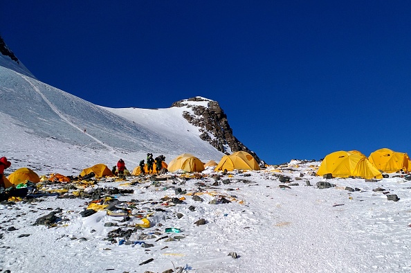 -Cette année, le Népal a émis pour la saison de printemps le nombre record de 381 permis, au prix unitaire de 11.000 dollars, selon les dernières données disponibles. Photo DOMA SHERPA / AFP / Getty Images.