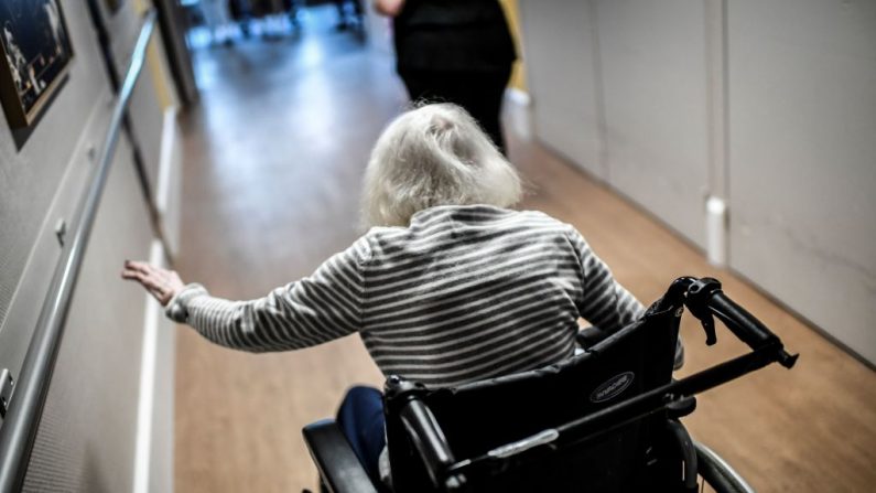 Une personne âgée dans un EHPAD le 5 juillet 2018 à Paris. (STEPHANE DE SAKUTIN/AFP/Getty Images)