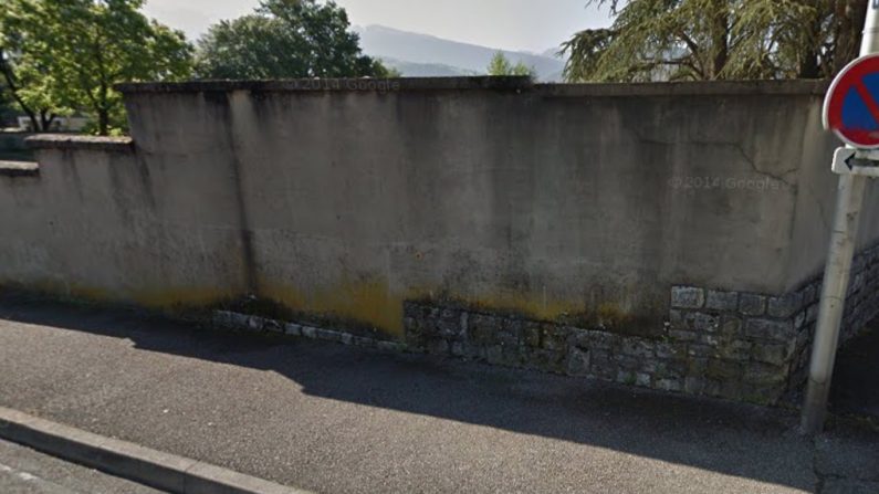 La plaque commémorative en hommage à Adrien Perez a été apposée sur ce mur, impasse des Centaurées, à Meylan. Crédit : Google Maps.