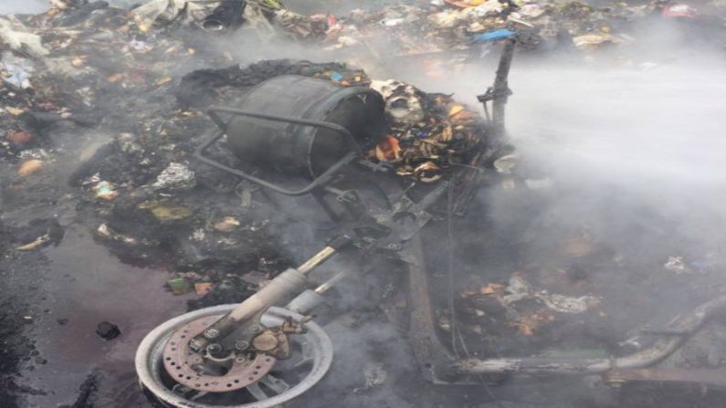 Appelés pour un feu de poubelle, les six pompiers de la caserne Toulouse-Vion sont tombés sur un scooter auquel était attachée une poubelle dissimulant une bouteille de gaz. Crédit : Service départemental d’incendie et de Secours (Sdis) de la Haute-Garonne.