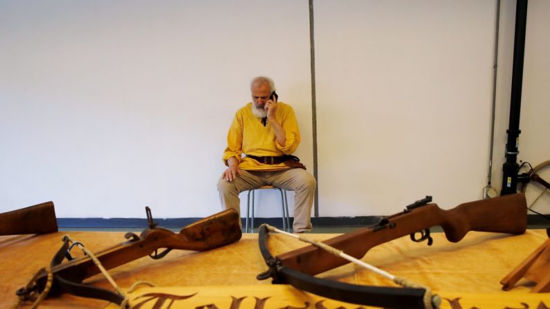 Un exposant d'arbalètes habillé en héros suisse Guillaume Tell à la Foire aux armes de Lucerne, en Suisse, le 29 mars 2019. (Stefan Wermuth/AFP/Getty Images)