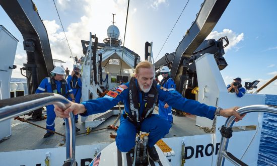 L'explorateur Victor Vescovo se tient sur le sous-marin Limiting Factor, qu'il a utilisé pour plonger au point le plus profond du Challenger Deep dans la fosse des Mariannes le 28 avril 2019. (Préfet Jolliffe/Five Deeps) 