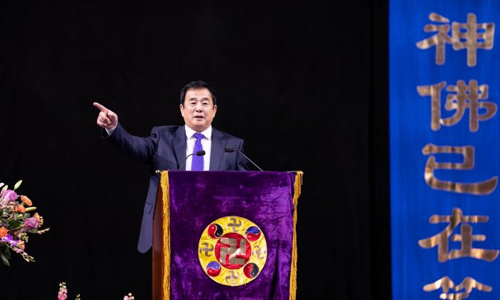 M. Li Hongzhi, fondateur du Falun Dafa, s'adresse à plus de 10 000 pratiquants de la discipline spirituelle au Barclays Center à Brooklyn, New York, le 17 mai 2019. (Larry Dye/The Epoch Times)