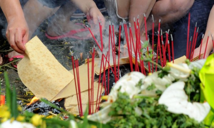 Une famille en deuil qui a perdu des membres de sa famille en Chine. (STR/AFP/Getty Images)