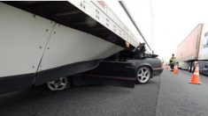 Un conducteur s’en sort indemne après que sa Mustang a été traînée sous une semi-remorque sur 800 mètres