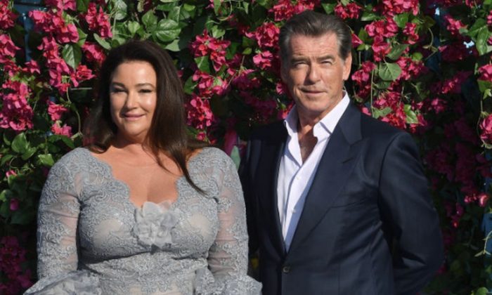 Keely Shaye Smith et Pierce Brosnan assistent à la première mondiale de "Mamma Mia! Here We Go Again" à Londres le 16 juillet 2018. (Getty Images / Stuart C. Wilson)