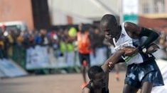 Simon Cheprot sacrifie sa médaille d’or pour aider un autre coureur