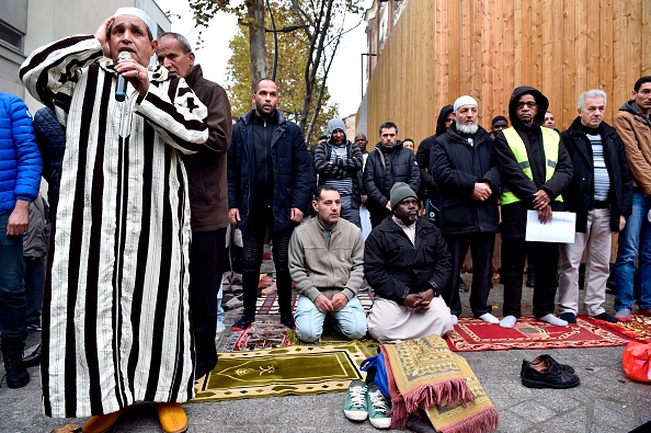 Des musulmans prient dans les rues de Clichy le 10 novembre 2017. Photo d'illustration. Crédit : ALAIN JOCARD/AFP/Getty Images.