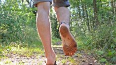 La marche pieds nus peut-elle vraiment améliorer votre santé ? Voici ce que disent les scientifiques