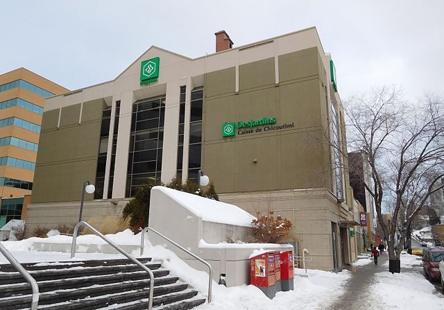 -La force économique des caisses Desjardins est, aujourd'hui, très importante. Elle a été et est encore, aujourd'hui, un important outil de développement économique pour le Québec. Photo Wikipédia de jean Gagnon.