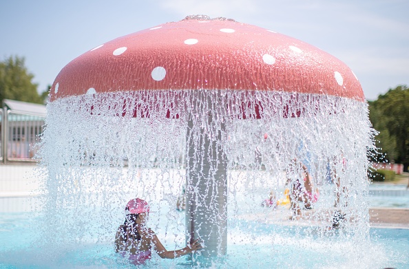 -Un enfant se trouve dans une piscine à Vienne, alors que la canicule va entrer en Europe. Photo de GEORG HOCHMUTH / APA / AFP / Getty Images.