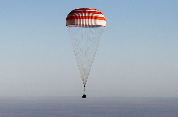 -Illustration- La capsule spatiale contenant l’équipage de la Station spatiale internationale (ISS) composée des astronautes Anne McClain, Oleg Kononenko et David Saint-Jacques s’est posée dans la steppe du Kazakhstan à 02H47 GMT. Photo de Maxim SHIPENKOV / POOL / AFP / Getty Images.