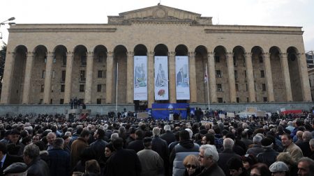 Géorgie: 39 policiers et 30 manifestants blessés lors de heurts devant le Parlement