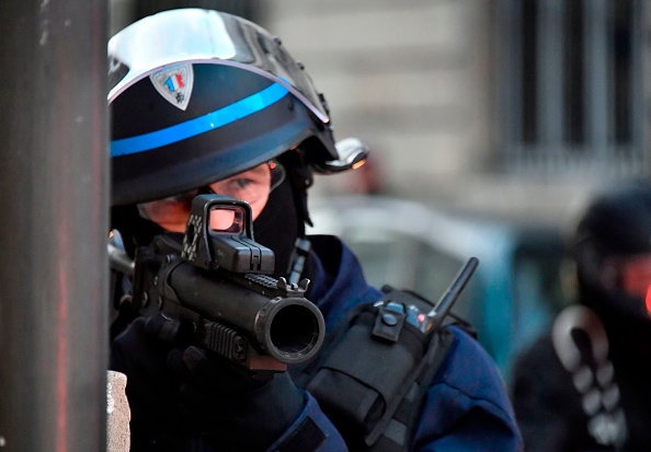 Les forces de l'ordre ont utilisé en 2018 trois à quatre fois plus de balles de LBD et grenades de désencerclement que l'année précédente. (GEORGES GOBET/AFP/Getty Images)