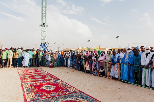 -Des supporters arrivent à la manifestation de Sidi Mohamed Ould Boubacar, ancien Premier ministre et candidat à l'élection présidentielle de juin 2019, appuyée par le parti islamiste. Photo de Carmen Abd Ali / AFP / Getty Images.