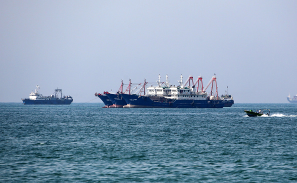 -Dans le détroit d'Ormuz: "Tous les pays devraient protéger leurs propres navires dans ce qui a toujours été un passage dangereux » a souligné Donald Trump. Des cargos naviguent dans le golfe au large de la ville portuaire iranienne de Bandar Abbas, principale base marine de la république islamique et occupant une position stratégique dans le détroit  le 29 avril 2019. Photo par ATTA KENARE / AFP / Getty Images.