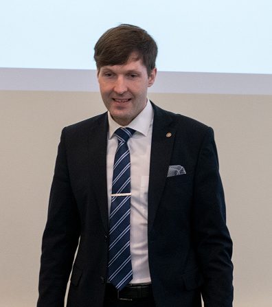 -Le ministre estonien des Finances et vice-président du parti d'extrême droite EKRE, Martin Helme, arrive pour la première réunion du deuxième gouvernement du premier ministre Jüri Ratas à Tallinn. Helme, un historien âgé de 43 ans, rédacteur en chef étranger du portail de nouvelles de Delfi et le chef d’une maison d’édition spécialisée dans les livres sur l’art. Photo de Raigo PAJULA / AFP / Getty Images.