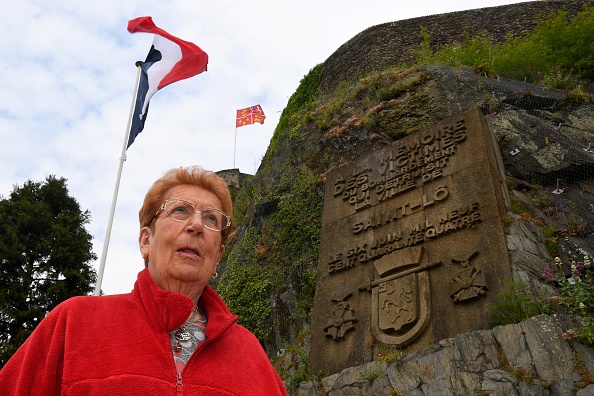 -Léopolda Beuzelin, âgée de 12 ans le 6 juin 1944 près du mémorial des victimes de l'attentat à la bombe de Saint-Lô, le 17 mai 2019. Photo de Damien MEYER / AFP / Getty Images.