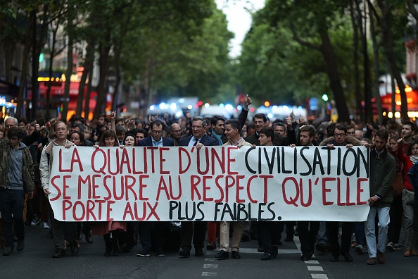 Marche blanche le 20 mai 2019 depuis le ministère de la Santé jusqu'à l’Élysée pour demander le pardon présidentiel pour Vincent Lambert. (KENZO TRIBOUILLARD/AFP/Getty Images)