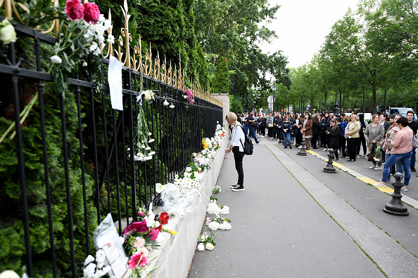 Des personnes en deuil déposent des fleurs sur un mémorial de fortune devant l'ambassade de Corée du Sud à Budapest, en Hongrie, le 31 mai 2019, où 17 personnes sont mortes et 11 personnes sont toujours portées disparues, la plupart d'entre elles étant des touristes sud-coréens. (Photo : ATTILA KISBENEDEK/AFP/Getty Images)