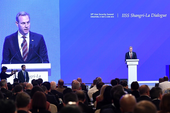 -Le secrétaire américain à la Défense par intérim, Patrick Shanahan, prend la parole lors du sommet IISS Shangri-La Dialogue tenu à Singapour le 1er juin 2019. Photo de ROSLAN RAHMAN / AFP / Getty Images.