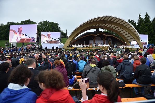 -Le pape François est vu sur un écran géant alors qu'il arrive pour diriger une messe en plein air au sanctuaire marial de Sumuleu Ciuc le 1er juin 2019. Photo de Daniel MIHAILESCU / AFP / Getty Images.