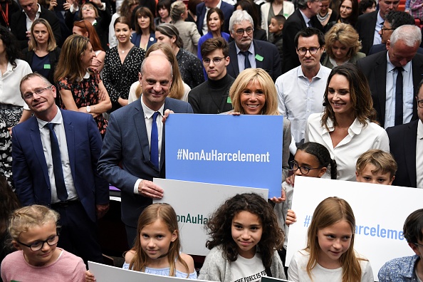 Jean-Michel Blanquer, ministre de l'Éducation nationale et de la Jeunesse, et Brigitte Macron, lors de la 6e édition de la cérémonie de remise des prix "Non au harcèlement" le 3 juin 2019 à Paris.    (Photo : ALAIN JOCARD/AFP/Getty Images)