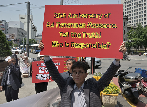 -Des manifestants sud-coréens tiennent des pancartes lors d'un rassemblement célébrant le 30e anniversaire de la répression de la place Tiananmen à Pékin, près de l'ambassade de Chine à Séoul, le 4 juin 2019. Photo de Jung Yeon-je / AFP / Getty Images.