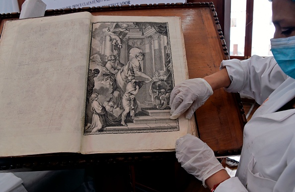 -Bety Costales, restauratrice de la fondation Conservartecuador, présente l'une des bibles polyglottes de la bibliothèque Fray Ignacio de Quezada, au couvent de Santo Domingo de Guzman, à Quito, le 27 mai 2019. Conservarte Equateur, grâce à une subvention du prince néerlandais Le Fonds Claus pour la culture et le développement réalise des travaux de conservation dans les 33 500 exemplaires de la bibliothèque. Photo de Rodrigo BUENDIA / AFP / Getty Images.