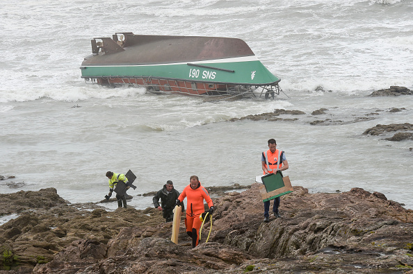 La vedette des sauveteurs a fait naufrage alors qu'elle était sortie porter assistance à un bateau de pêche en difficulté le 7 juin 2019 aux Sables-d'Olonne. (SEBASTIEN SALOM-GOMIS/AFP/Getty Images)