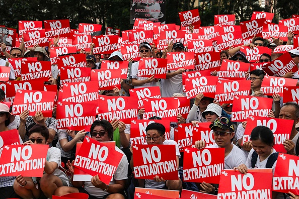 -Des manifestants participent à un rassemblement contre une proposition de loi controversée sur l'extradition à Hong Kong le 9 juin 2019. Le gouvernement de Hong Kong, favorable à Pékin, fait adopter un projet de loi qui autoriserait l'extradition vers une juridiction avec laquelle il n'a pas encore de traité. Photo de DALE DE LA REY / AFP / Getty Images.