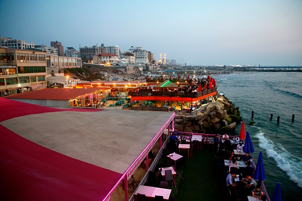 -Des familles palestiniennes dans un restaurant le long de la côte dans la ville de Gaza le 10 juin 2019. A quand la fin du conflit ? Photo de MOHAMMED ABED / AFP / Getty Images.