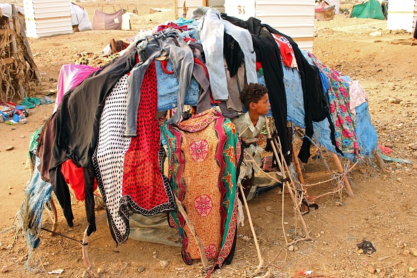 -Un enfant yéménite déplacé qui a fui les combats est photographié dans un camp de fortune dans le district d'Abs, dans la province de Hajjah, au nord-ouest du Yémen, le 10 juin 2019. Les forces de défense antiaérienne saoudiennes ont intercepté deux drones lancés par les rebelles Houthis. Photo ESSA AHMED / AFP / Getty Images.