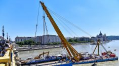 Hongrie: le bateau naufragé tiré de l’eau avec ses victimes