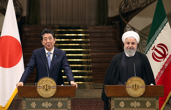 -Le président iranien Hassan Rouhani et le Premier ministre japonais Shinzo Abe tiennent une conférence de presse conjointe au palais de Saadabad, dans la capitale iranienne, à Téhéran, le 12 juin 2019. M. Abe est arrivé à Téhéran le 12 juin pour une rare mission diplomatique, désamorcer les tensions entre la république islamique et l'allié de Tokyo, Washington. Photo by - / AFP / Getty Images.