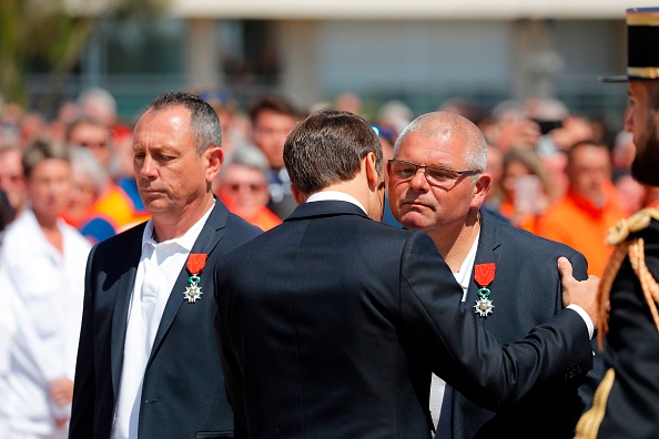 Les sauveteurs de la SNSM décorés de la Légion d'Honneur par le président Emmanuel Macron le 13 juin 2019 aux Sables d'Olonne. (STEPHANE MAHE/AFP/Getty Images)