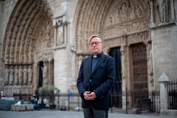 -Patrick Chauvet, recteur de la cathédrale Notre-Dame de Paris, pose le 13 juin 2019 devant la cathédrale qui accueillera dans trois jours sa première messe depuis qu'un incendie a ravagé l'emblème de Paris il y a près de deux mois. Photo de Thomas SAMSON / AFP / Getty Images.