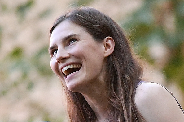 -Amanda Knox, ancienne condamnée américaine, participe à un cocktail à la veille de l'ouverture du festival de la justice pénale à la Law University de Modena, dans le nord de l'Italie, le 13 juin 2019. Knox a passé quatre ans dans une prison italienne et huit ans en procès avant d'être finalement blanchi. Photo de Marco Bertorello / AFP / Getty Images.