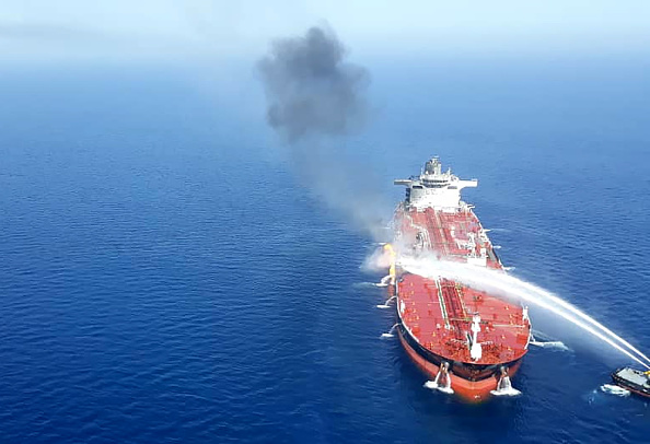 -Des attaques ont laissé deux pétroliers en flammes dans les eaux du golfe d'Oman le 13juin, faisant monter les prix mondiaux du pétrole à la hausse alors que l'Iran aidait à secourir les membres d'équipage en détresse. Photo de - / TASNIM NEWS / AFP / Getty Images.