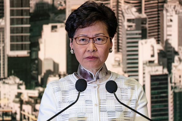 -Carrie Lam, directrice générale de Hong Kong, prend la parole lors d'une conférence de presse au complexe du gouvernement central le 15 juin 2019 à Hong Kong. La chef de la direction hongkongaise Carrie Lam a annoncé le report d'un projet de loi controversé sur l'extradition en Chine et de ses avancées samedi après les récents affrontements entre la police et les manifestants. Photo par Anthony Kwan / Getty Images.