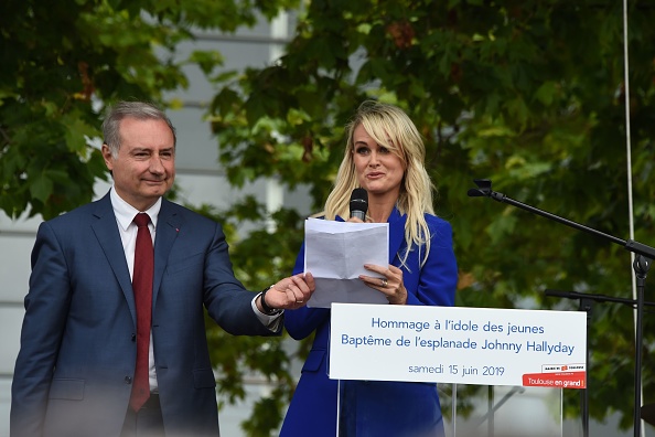 -Laetitia Hallyday quatrième et dernière épouse du chanteur Johnny Hallyday, prononce un discours devant le maire de Toulouse, Jean-Luc Moudenc, alors qu'elle participe à l'inauguration de l'esplanade Johnny Hallyday devant le site du Zénith à Toulouse, sud de la France, le 15 juin 2019. Photo de Eric CABANIS / AFP / Getty Images.