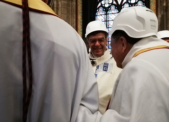 -La cathédrale Notre-Dame de Paris a tenu sa première messe le 15 juin 2019, exactement deux mois après l'incendie dévastateur qui a secoué la France et le monde. Pour des raisons de sécurité, la messe présidée par Mgr Michel Aupetit, archevêque de Paris, a été célébrée à une très petite échelle. Les fidèles portaient un casque et les prêtres portaient leur tenue de cérémonie. Photo de Karine PERRET / AFP / Getty Images.