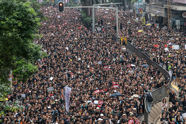 -Les manifestants manifestent contre le projet de loi sur l’extradition, actuellement suspendu, le 16 juin 2019 à Hong Kong. Un grand nombre de manifestants se sont rassemblés dimanche malgré une annonce faite hier par la directrice générale de Hong Kong, Carrie Lam, selon laquelle le projet de loi controversé sur l'extradition sera suspendu pour une durée indéterminée. Photo de Carl Court / Getty Images.