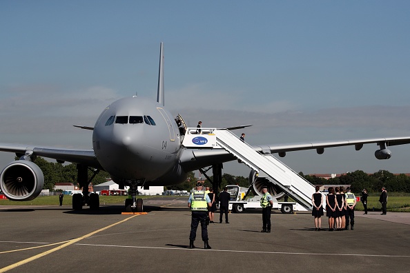 -Le président français Emmanuel Macron et la ministre française de la Défense, Florence Parly, débarquent d'un Airbus A330 MRTT à leur 53e meeting international de l'aéronautique et de l'espace, à l'aéroport du Bourget, le 17 juin 2019. Photo de BENOIT TESSIER / POOL / AFP / Getty Images.